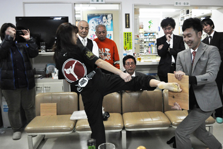 全日本硬式空手の山本麻衣子選手（拳行館）も参加してくださり板割の試技を披露してくださいました
